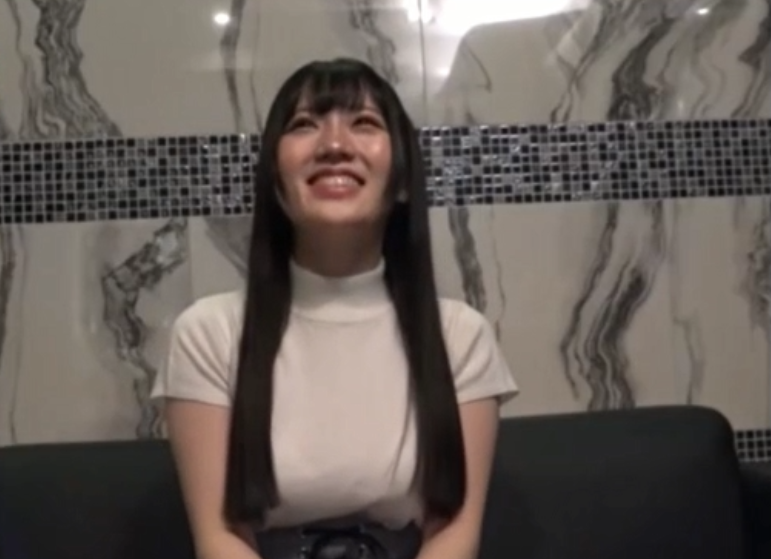 创作者手持专业摄影机进行视频拍摄